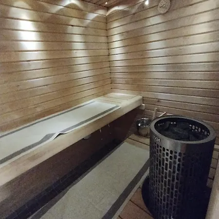 Saunallinen Huone Omakotitalossa - Old Wooden House- Own Sauna *